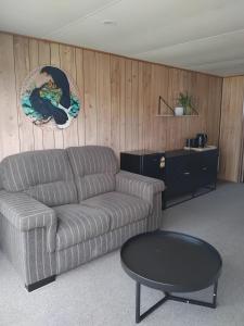 een woonkamer met een bank en een tafel bij TuiStay in Cromwell