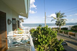 een balkon met uitzicht op de oceaan bij OzeanHaus, Praia do Sol in Barra Velha