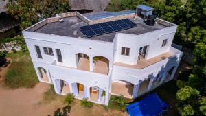 une vue aérienne d'une maison avec des panneaux solaires sur le toit dans l'établissement Emanali, à Malindi