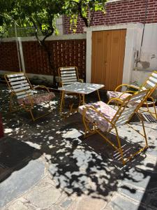 a group of chairs and a table in a yard at Paraíso in Mina Clavero +2 photos