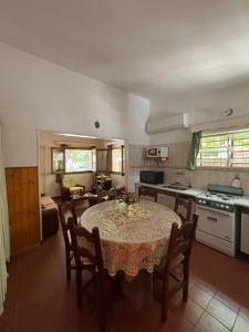 a kitchen and dining room with a table and chairs at Paraíso in Mina Clavero