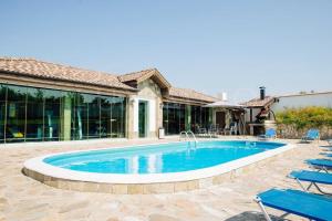 una piscina davanti a una casa di Oak Pearl a Dŭben