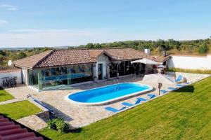 una casa con piscina in giardino di Oak Pearl a Dŭben