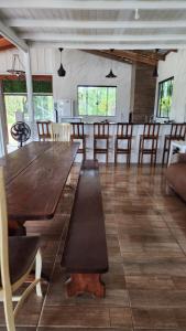een eetkamer met een grote houten tafel en stoelen bij Sítio com Espaço para Eventos in São Francisco do Sul