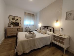 un dormitorio con una cama con dos toallas encima en Casa Cisca, en Quesada