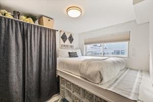 ein Schlafzimmer mit einem großen Bett und einem Fenster in der Unterkunft Edelweiss 12 in Breckenridge