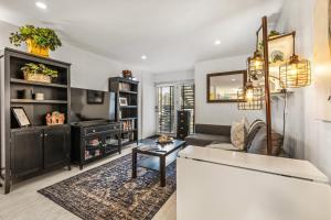 ein Wohnzimmer mit Sofa und Tisch in der Unterkunft Edelweiss 12 in Breckenridge