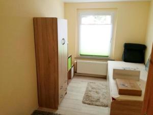 een kamer met een dressoir en een raam bij Ranchhaus in Baumannsberg +1 foto