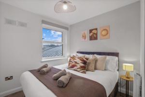 a bedroom with a large bed with a window at Modern 2 Bed Apartment, Secure Parking, Central in Hemel Hempstead