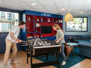 Un uomo e una donna che giocano a scacchi di Aparthotel Adagio Paris Malakoff Chatillon a Malakoff