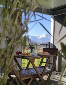 Cảnh núi rừng hoặc tầm nhìn ra núi từ nhà khách