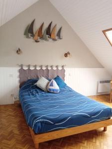 a bedroom with a bed with sharks on the wall at Ferme de Bopérec in Nostang