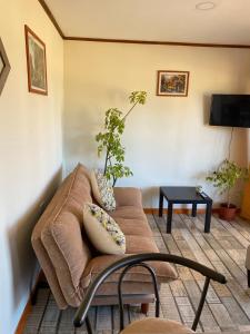 a living room with a couch and a table at Cabaña Palmas de Tunquen in Tunquén