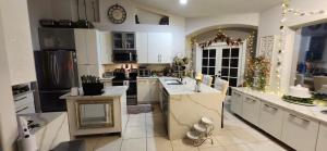 een keuken met een kerstboom op het aanrecht bij Ocean Spa Retreat in Port Saint Lucie +2 foto's