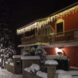 Una casa con le luci di Natale sopra di Villa Manca a San Severino Lucano