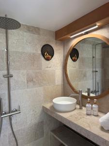 Koupelna v ubytování Bungalow Sucrier, les pieds dans l'eau + 54 fotografií