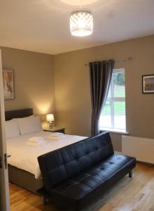 En eller flere senge i et værelse på Ballyhoura Farm Escape Experience with Alpacas & Fairy Forest