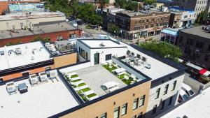 eine Luftaufnahme einer Stadt mit Gebäuden in der Unterkunft Mont Royal Suites - M11 in Montreal