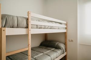 a couple of bunk beds in a room at Villa alegre in Elche
