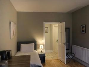 En eller flere senge i et værelse på Ballyhoura Farm Escape Experience with Alpacas & Fairy Forest + 20 billeder