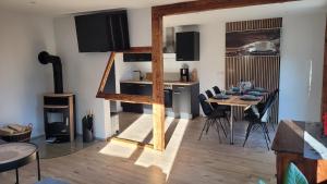 a living room with a kitchen and a dining room table at Ferienappartement Talblick in Hohnstein
