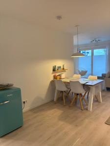 a kitchen and dining room with a table and chairs at Cosyinlaboe in Laboe