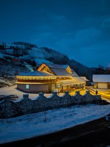 En generel udsigt til bjerge eller udsigt til bjerge taget fra lodgen