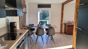 a kitchen with a table and chairs in a kitchen at Ferienappartement Talblick in Hohnstein