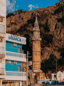 een gebouw met een klokkentoren voor een berg bij Hotel A BARCA in Bom Jesus da Lapa