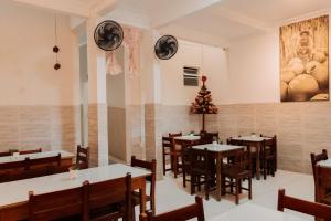 een restaurant met tafels en stoelen en een kerstboom bij Hotel A BARCA in Bom Jesus da Lapa