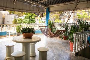 een terras met een tafel, stoelen en planten bij Hotel A BARCA in Bom Jesus da Lapa +18 foto's