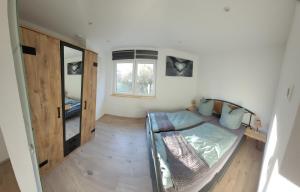 a small room with a bed and a window at Ferienappartement Talblick in Hohnstein
