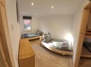 a room with two bunk beds in a room at Ferienappartement Talblick in Hohnstein +1 photo
