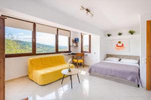 una camera da letto con un letto, un divano e un tavolo di Studio Acropolis Serres With Parking Next to Center a Serres