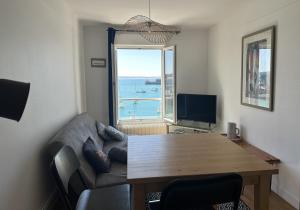 TV a/nebo společenská místnost v ubytování Côté Criée sur le port de pêche