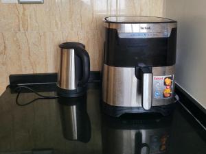 una macchina per il caffè appoggiata su un bancone di SeaViewApartment a Salalah Altre 11 foto