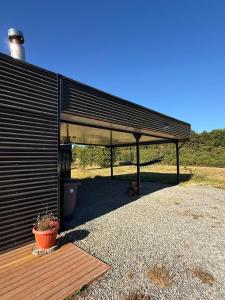 een gebouw met een dak en een houten terras bij Acogedora Casa Los Canelos in Puerto Varas +32 foto's