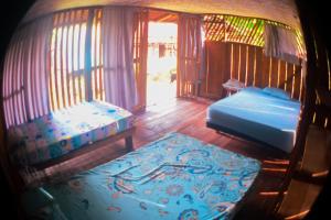 een kamer met 2 bedden en een kamer met een raam bij Hostal YAKU in Mocoa