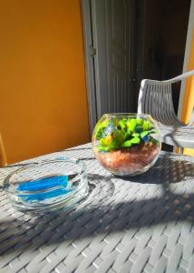 een kom salade op een tafel bij Refugio Encantador in Santo Domingo