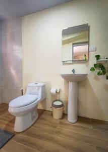 een badkamer met een wit toilet en een wastafel bij Refugio Encantador in Santo Domingo
