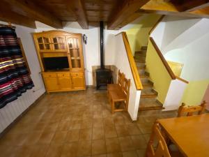 un soggiorno con scala e camino di Casa Alta 14 B a Palanques