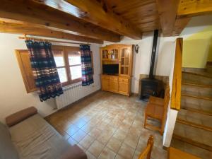 vista sul soffitto di un soggiorno con piano cottura di Casa Alta 14 B a Palanques