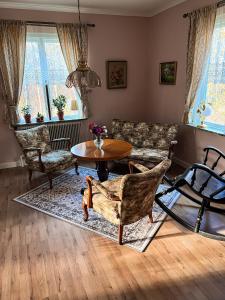 a living room with a couch and a table and chairs at Daisy's Home Vimmerby in Vimmerby