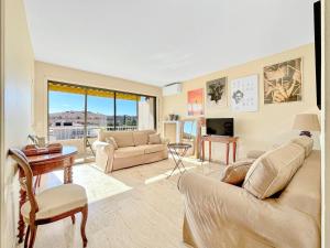a living room with a couch and a table at Cannes Montfleury - Comfortable accommodation Center in Cannes