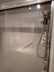 eine Glastür einer Dusche im Bad in der Unterkunft Bungalow in Green Area in Ottawa