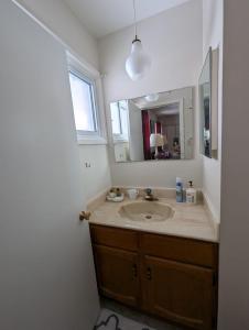 ein Badezimmer mit Waschbecken und Spiegel in der Unterkunft Bungalow in Green Area in Ottawa + 22 Fotos