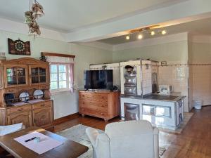 una camera con cucina, tavolo e divano di Ferienhaus Reschbauer a Mainsdorf