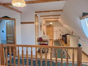 una camera con scala che conduce a un soggiorno di Ferienhaus Reschbauer a Mainsdorf