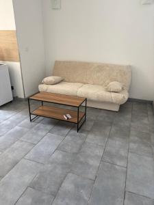 een woonkamer met een bank en een salontafel bij Chez Aurore in Port-de-Bouc +1 foto