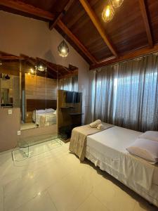 een slaapkamer met een bed en een grote spiegel bij Pousada Hibiscos in Serra do Cipo +15 foto's